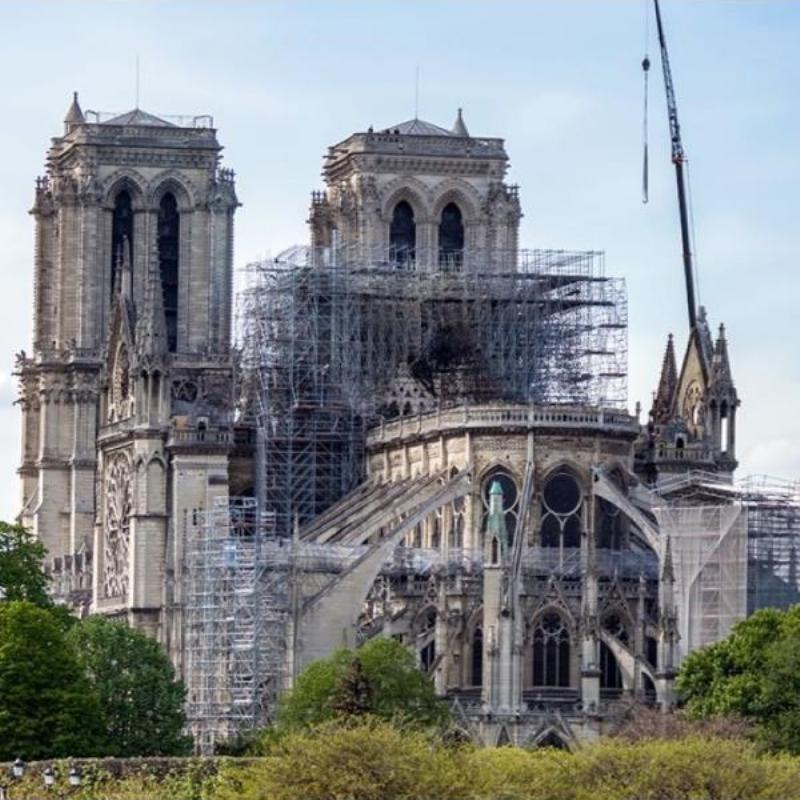 La cathédrale Notre Dame de Paris en cours de restauration, symbole de résilience et patrimoine français.